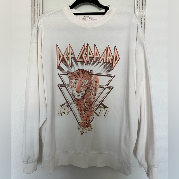 Def Leppard NWOT Pullover Sweatshirt Size M - Picture 1 of 3